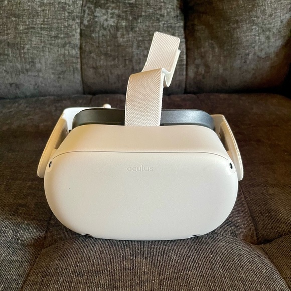 Oculus Quest 2 128GB. NWOT. VR Headset. Virtual Reality. Accessories Included. - Picture 2 of 12